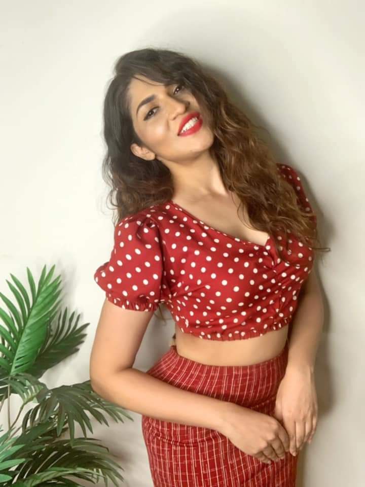 ഹോട്ട് ലുക്കിൽ നടി ഇതി ആചാര്യ.. ചിത്രങ്ങൾ