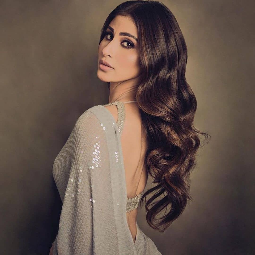 ബിക്കിനി ലുക്കില്‍ പൂളില്‍ തിളങ്ങി മൗനി റോയ്; സെക്‌സിയായിട്ടുണ്ടെന്ന് ആരാധകര്‍