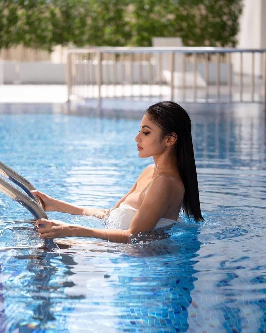 ബിക്കിനി ലുക്കില്‍ പൂളില്‍ തിളങ്ങി മൗനി റോയ്; സെക്‌സിയായിട്ടുണ്ടെന്ന് ആരാധകര്‍