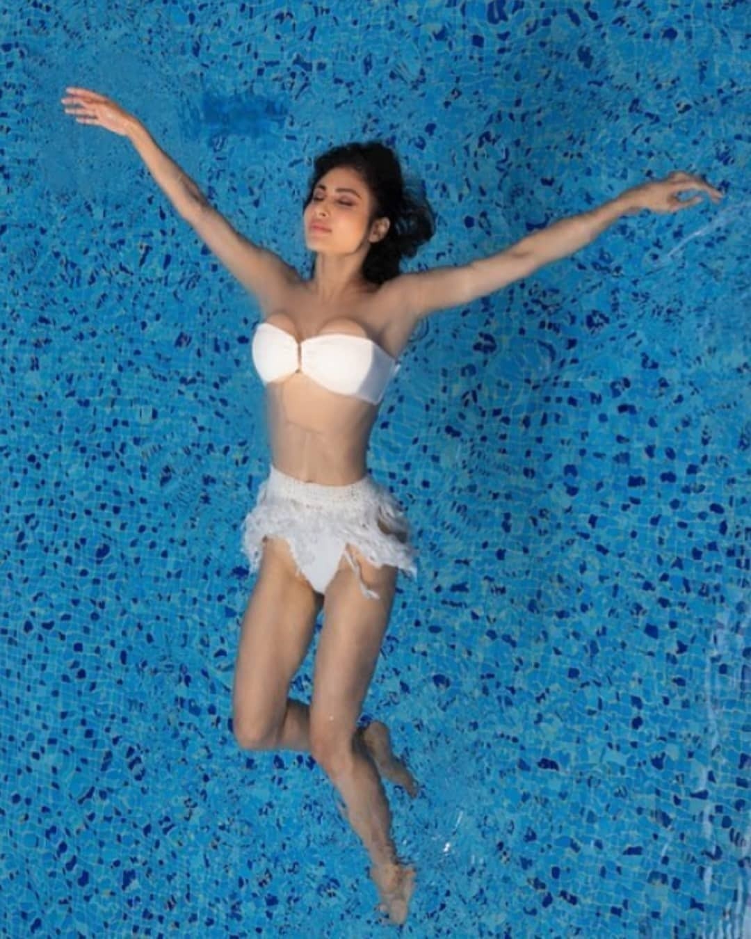 ബിക്കിനി ലുക്കില്‍ പൂളില്‍ തിളങ്ങി മൗനി റോയ്; സെക്‌സിയായിട്ടുണ്ടെന്ന് ആരാധകര്‍