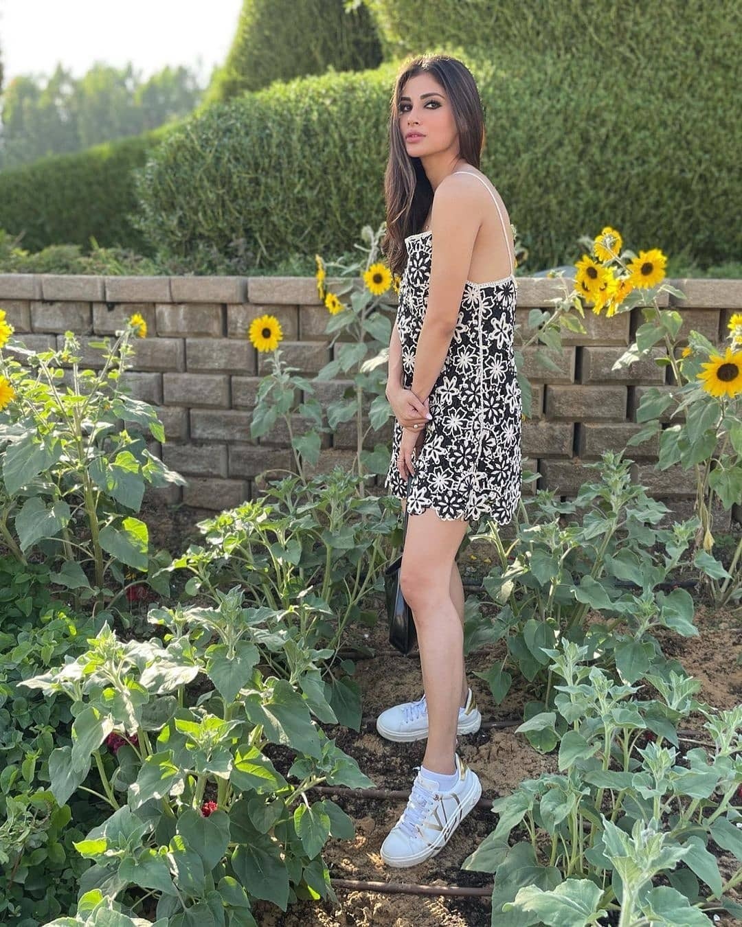 ബിക്കിനി ലുക്കില്‍ പൂളില്‍ തിളങ്ങി മൗനി റോയ്; സെക്‌സിയായിട്ടുണ്ടെന്ന് ആരാധകര്‍