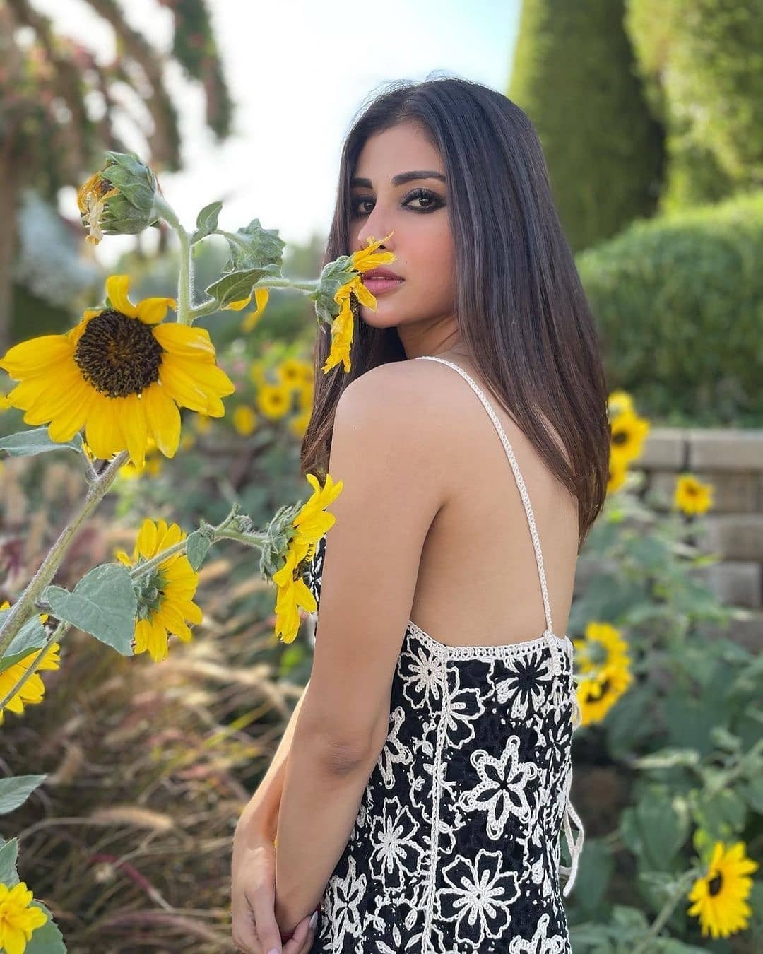 ബിക്കിനി ലുക്കില്‍ പൂളില്‍ തിളങ്ങി മൗനി റോയ്; സെക്‌സിയായിട്ടുണ്ടെന്ന് ആരാധകര്‍