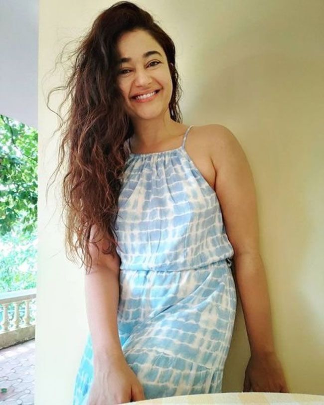 ബെഡ് റൂമില്‍ ഹോട്ട് ലുക്കുമായി പൂനം ബജ്വ; അടിപൊളി ഫോട്ടോഷൂട്ട് കാണാം