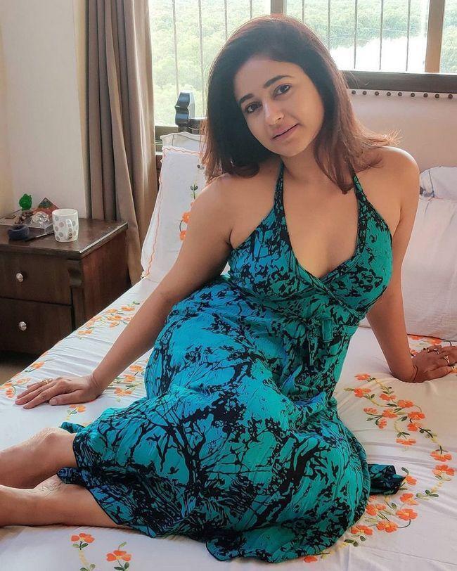 ബെഡ് റൂമില്‍ ഹോട്ട് ലുക്കുമായി പൂനം ബജ്വ; അടിപൊളി ഫോട്ടോഷൂട്ട് കാണാം