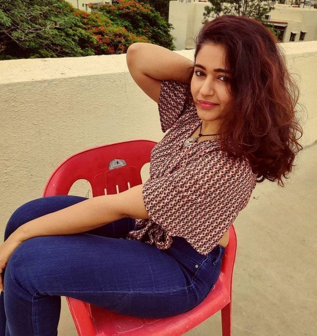 ബെഡ് റൂമില്‍ ഹോട്ട് ലുക്കുമായി പൂനം ബജ്വ; അടിപൊളി ഫോട്ടോഷൂട്ട് കാണാം