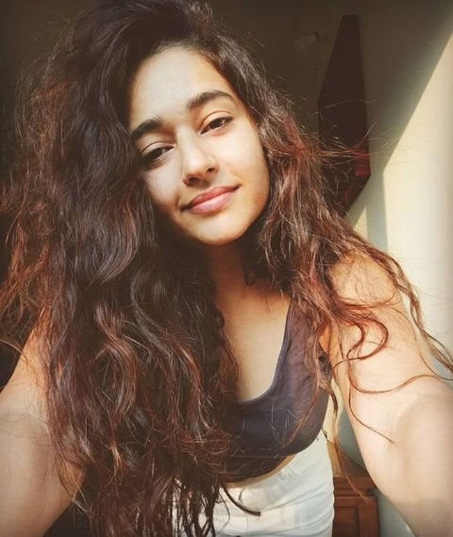 ബെഡ് റൂമില്‍ ഹോട്ട് ലുക്കുമായി പൂനം ബജ്വ; അടിപൊളി ഫോട്ടോഷൂട്ട് കാണാം