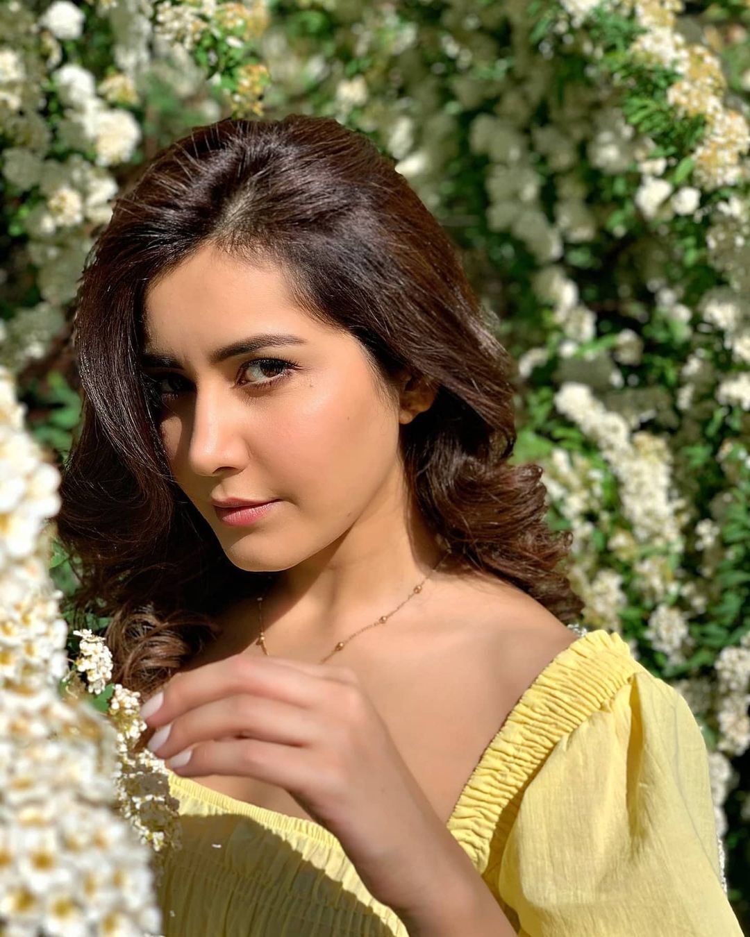 മഞ്ഞയിൽ സുന്ദരിയായി നടി റാഷി ഖന്ന; ചിത്രങ്ങൾ