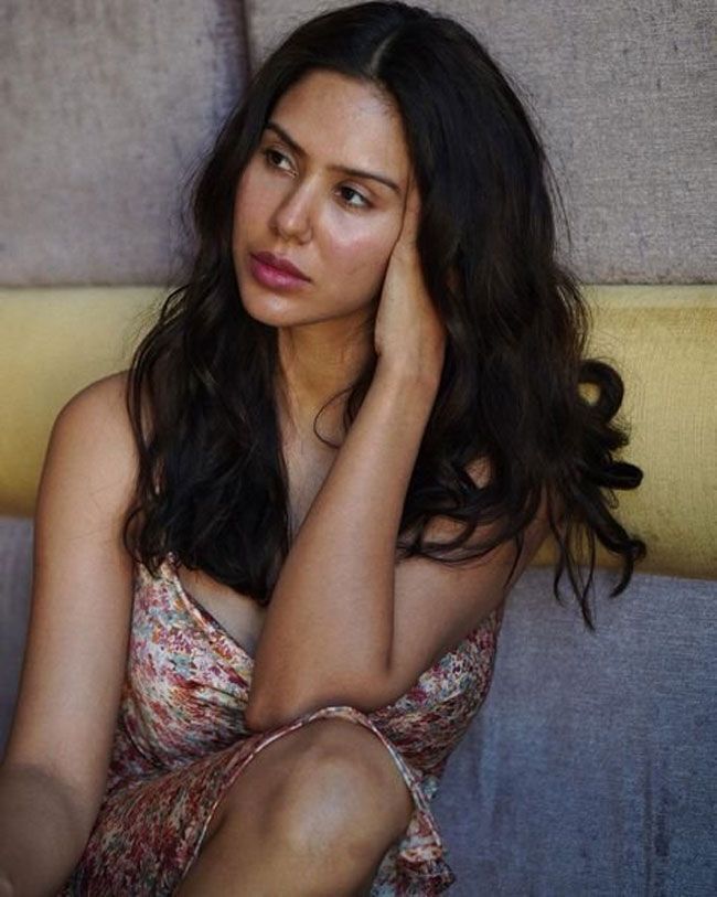 ബോൾഡ് ആന്റ് ബ്യൂട്ടിഫുൾ ആയി നടി സോനം ബജ്വ