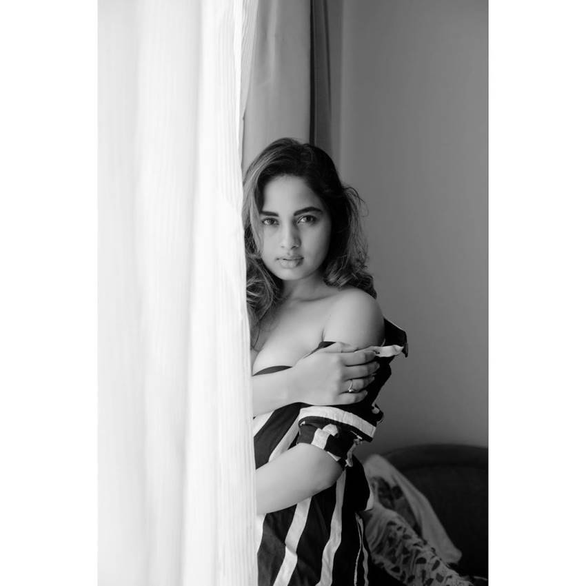 സാരിയില്‍ കിടിലന്‍ ലുക്കില്‍ ശ്രുതി ഡാങ്കെ; വൈറലായ ഏറ്റവും പുതിയ ചിത്രങ്ങള്‍ കാണാം