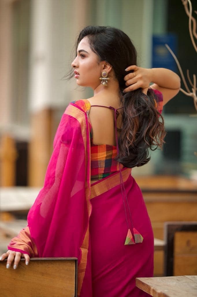 സാരിയില്‍ കിടിലന്‍ ലുക്കില്‍ ശ്രുതി ഡാങ്കെ; വൈറലായ ഏറ്റവും പുതിയ ചിത്രങ്ങള്‍ കാണാം