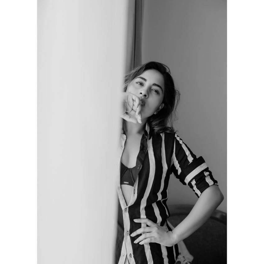 സാരിയില്‍ കിടിലന്‍ ലുക്കില്‍ ശ്രുതി ഡാങ്കെ; വൈറലായ ഏറ്റവും പുതിയ ചിത്രങ്ങള്‍ കാണാം