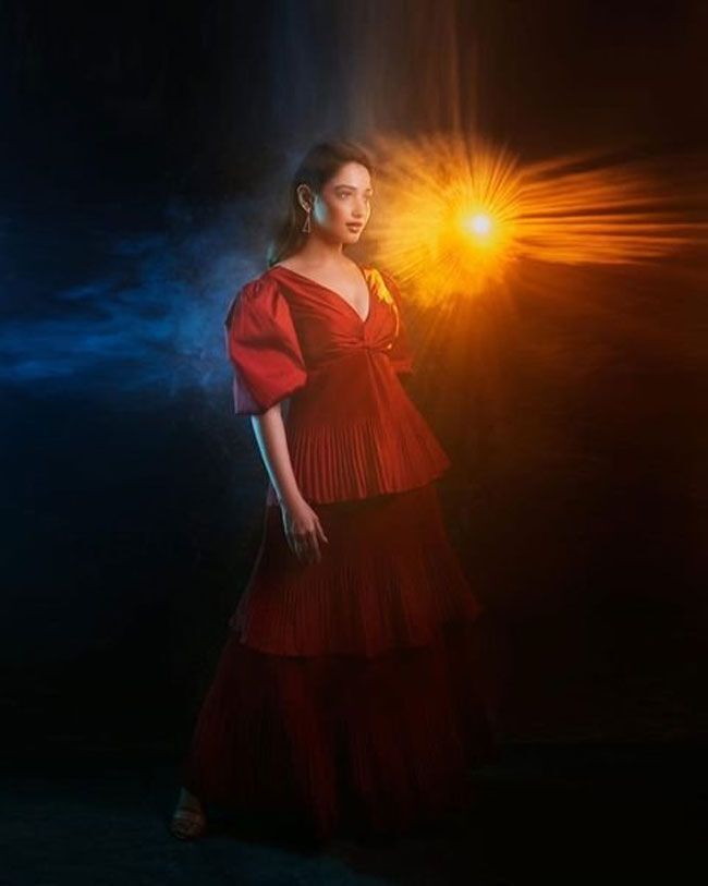 ഹോട്ട് ലുക്കില്‍ തിളങ്ങി തെന്നിന്ത്യന്‍ താര റാണി തമന്ന;  ചിത്രങ്ങള്‍ സോഷ്യല്‍ മീഡിയയില്‍ വൈറല്‍