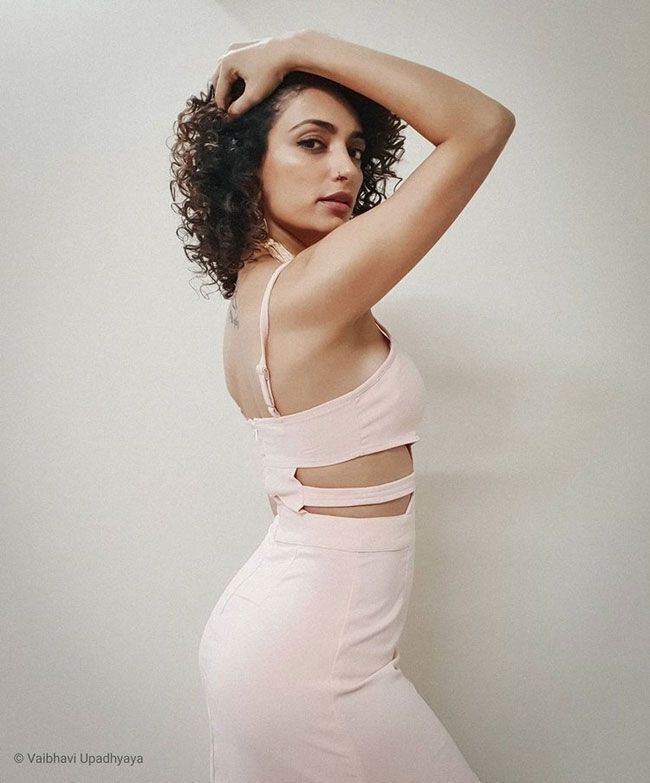 ക്യൂട്ട് ലുക്കിൽ വൈഭവി ഉപാധ്യായ- ചിത്രങ്ങൾ കാണാം