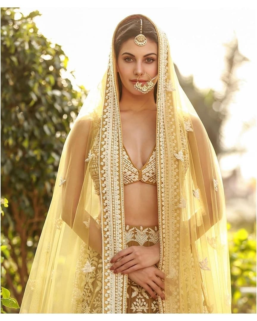 ഹോട്ട് ലുക്കില്‍ സെക്‌സിയായ അമീര ദസ്തൂര്‍; വൈറലായ ചിത്രങ്ങള്‍ കാണാം