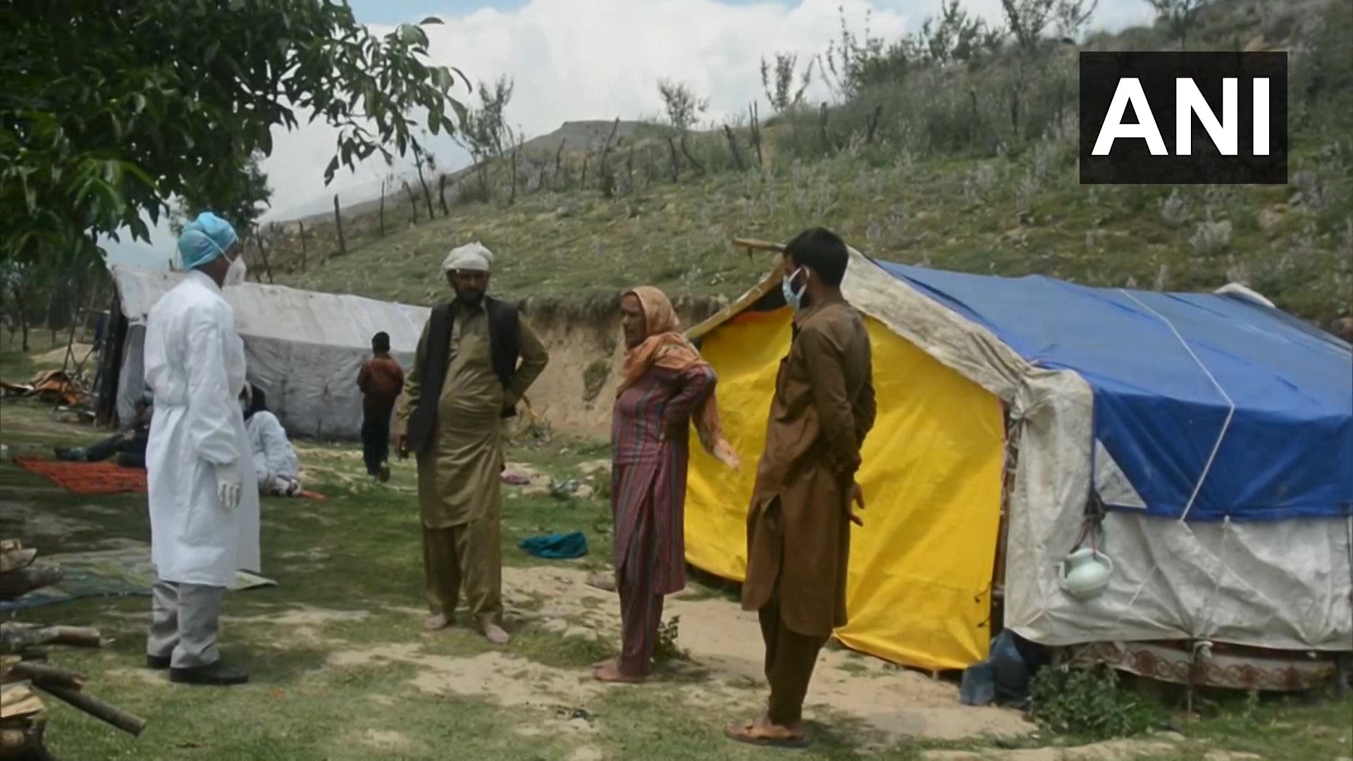 കശ്മീരില്‍ നാടോടി കുടുംബങ്ങള്‍ക്ക് താമസസ്ഥലത്തെത്തി കൊവിഡ് വാക്‌സിന്‍ നല്‍കുന്നു: ചിത്രങ്ങള്‍