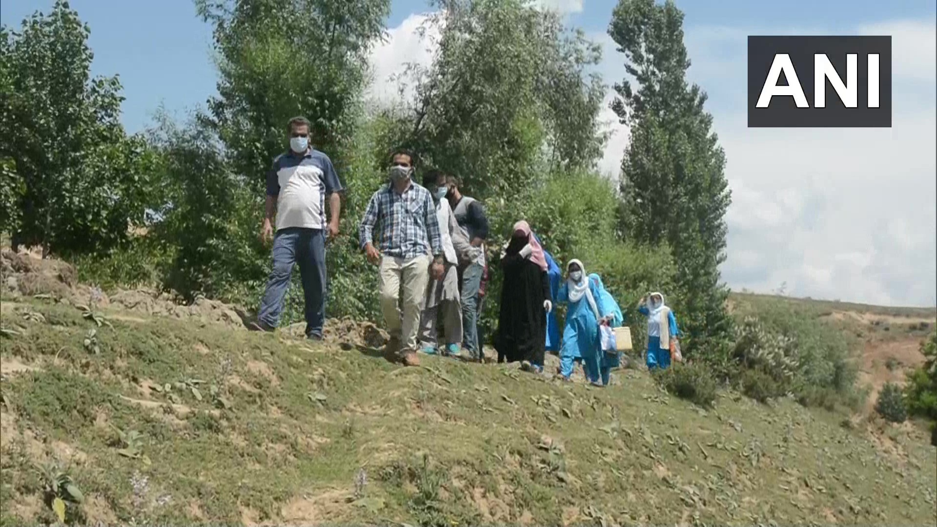 കശ്മീരില്‍ നാടോടി കുടുംബങ്ങള്‍ക്ക് താമസസ്ഥലത്തെത്തി കൊവിഡ് വാക്‌സിന്‍ നല്‍കുന്നു: ചിത്രങ്ങള്‍