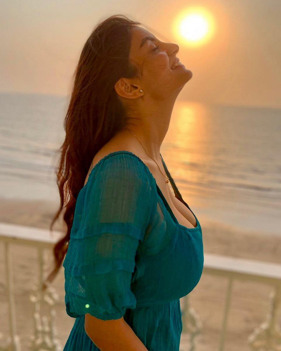 Elektrostimulyatorli porno videolarni tomosha qiling