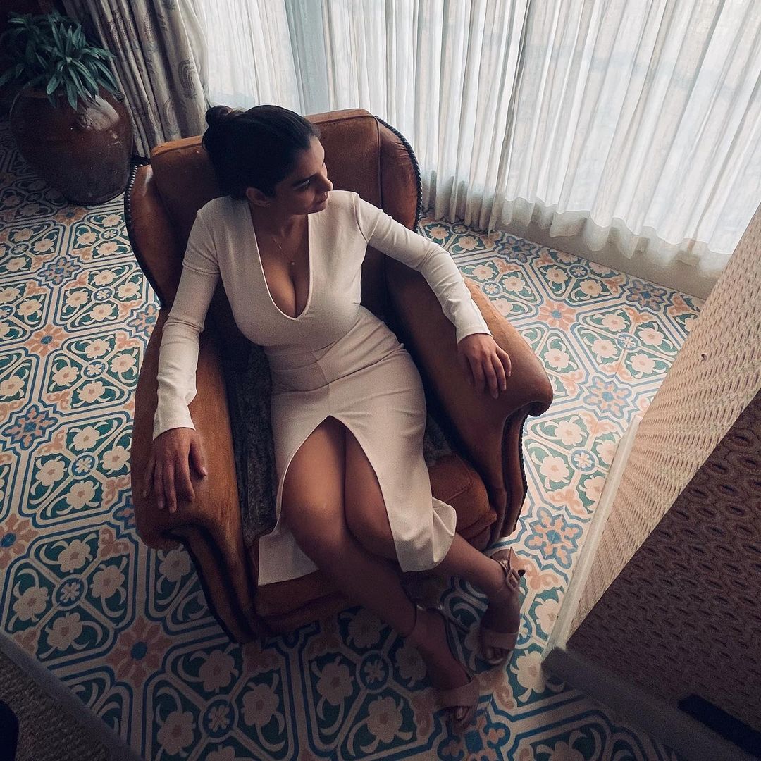 Ota va qizi onasi oglini sorishi haqida hikoya qiladi.