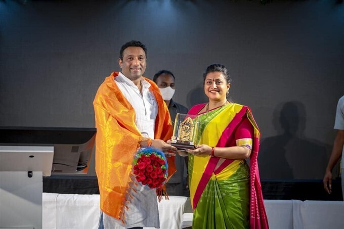 എപി വളര്‍ച്ചാ നിരക്ക് വാര്‍ത്താ സമ്മേളനത്തില്‍ മന്ത്രി മെക്കാപതിയും എപിഐഐസി ചെയർപേഴ്‌സൺ റോജയും:-ചിത്രങ്ങല്‍ കാണാം