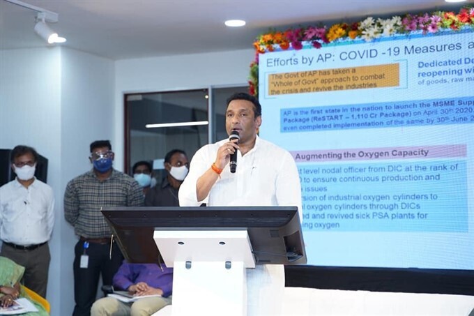 എപി വളര്‍ച്ചാ നിരക്ക് വാര്‍ത്താ സമ്മേളനത്തില്‍ മന്ത്രി മെക്കാപതിയും എപിഐഐസി ചെയർപേഴ്‌സൺ റോജയും:-ചിത്രങ്ങല്‍ കാണാം