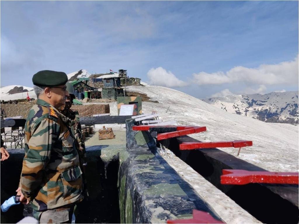 സൈനികര്‍ക്ക് ആവേശം നല്‍കി സേനാ മേധാവി ജനറല്‍ നരവനെയുടെ കശ്മീര്‍ സന്ദര്‍ശനം: ചിത്രങ്ങള്‍ കാണാം