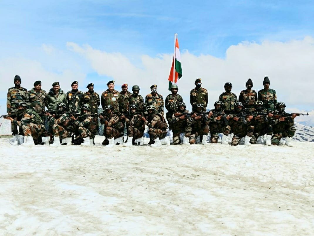 സൈനികര്‍ക്ക് ആവേശം നല്‍കി സേനാ മേധാവി ജനറല്‍ നരവനെയുടെ കശ്മീര്‍ സന്ദര്‍ശനം: ചിത്രങ്ങള്‍ കാണാം