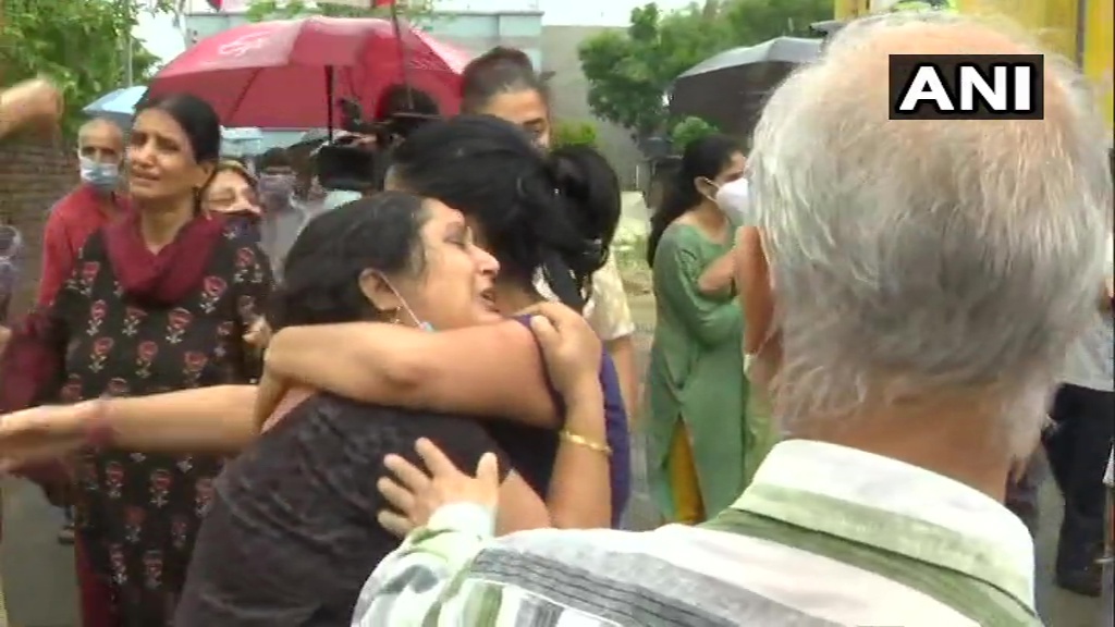 കശ്മീരില്‍ കൊല്ലപ്പെട്ട ബിജെപി കൗണ്‍സിലര്‍ രാകേഷ് പാണ്ഡ്യയുടെ ബന്ധുക്കളുടെ വിലാപം: ചിത്രങ്ങള്‍ കാണാം