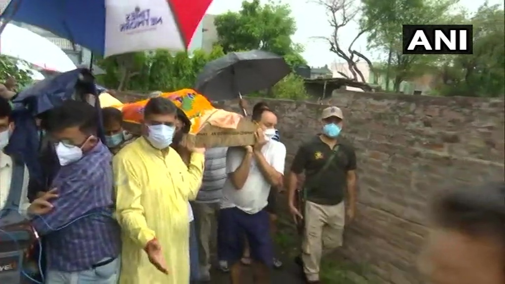 കശ്മീരില്‍ കൊല്ലപ്പെട്ട ബിജെപി കൗണ്‍സിലര്‍ രാകേഷ് പാണ്ഡ്യയുടെ ബന്ധുക്കളുടെ വിലാപം: ചിത്രങ്ങള്‍ കാണാം