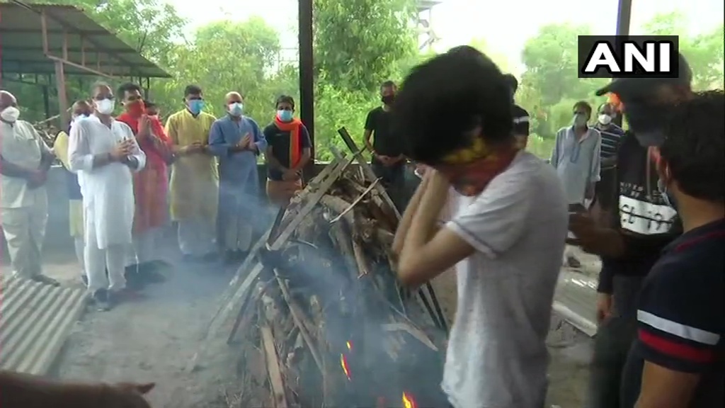 കശ്മീരില്‍ കൊല്ലപ്പെട്ട ബിജെപി കൗണ്‍സിലര്‍ രാകേഷ് പാണ്ഡ്യയുടെ ബന്ധുക്കളുടെ വിലാപം: ചിത്രങ്ങള്‍ കാണാം