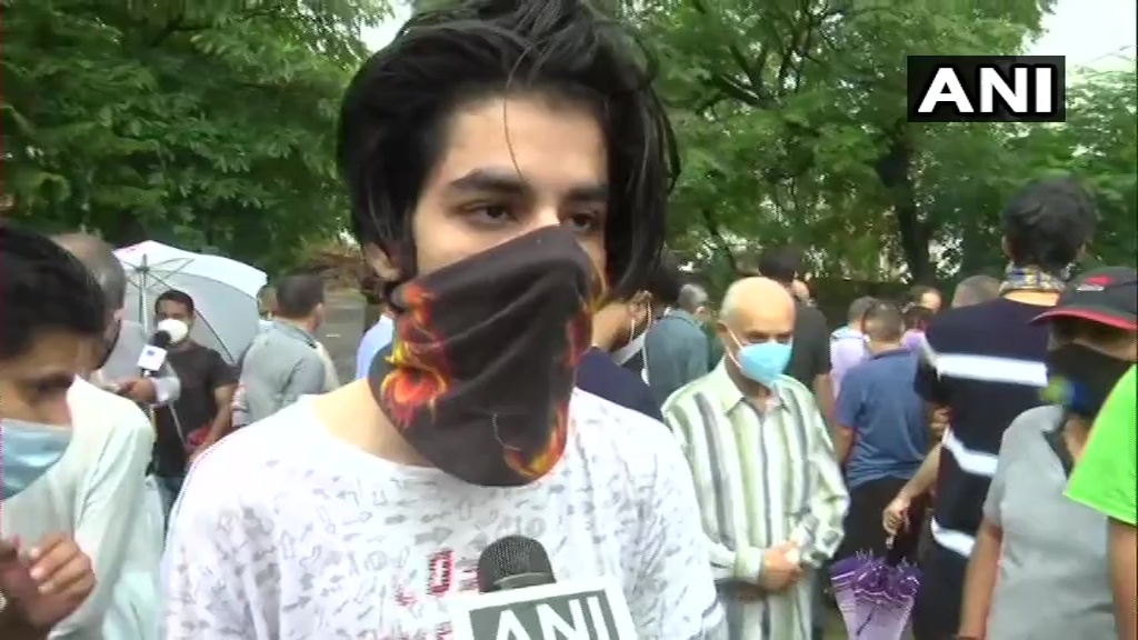 കശ്മീരില്‍ കൊല്ലപ്പെട്ട ബിജെപി കൗണ്‍സിലര്‍ രാകേഷ് പാണ്ഡ്യയുടെ ബന്ധുക്കളുടെ വിലാപം: ചിത്രങ്ങള്‍ കാണാം