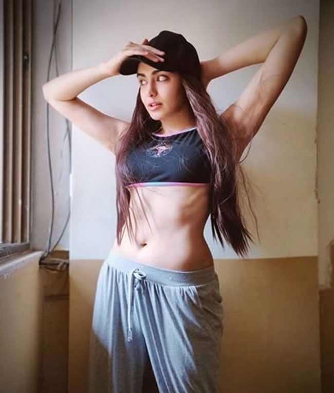 വൈറലായി ആദാ ശർമയുടെ സെൽഫ് പോർട്രെയ്റ്റ്; ചിത്രങ്ങൾ കാണാം