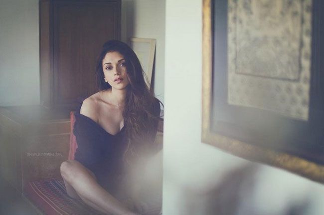 ഹോട്ട് ലുക്കില്‍ തിളങ്ങി അതിഥി റാവു; ട്രെന്‍ഡിംഗായി പുതിയ ഫോട്ടോഷൂട്ട്