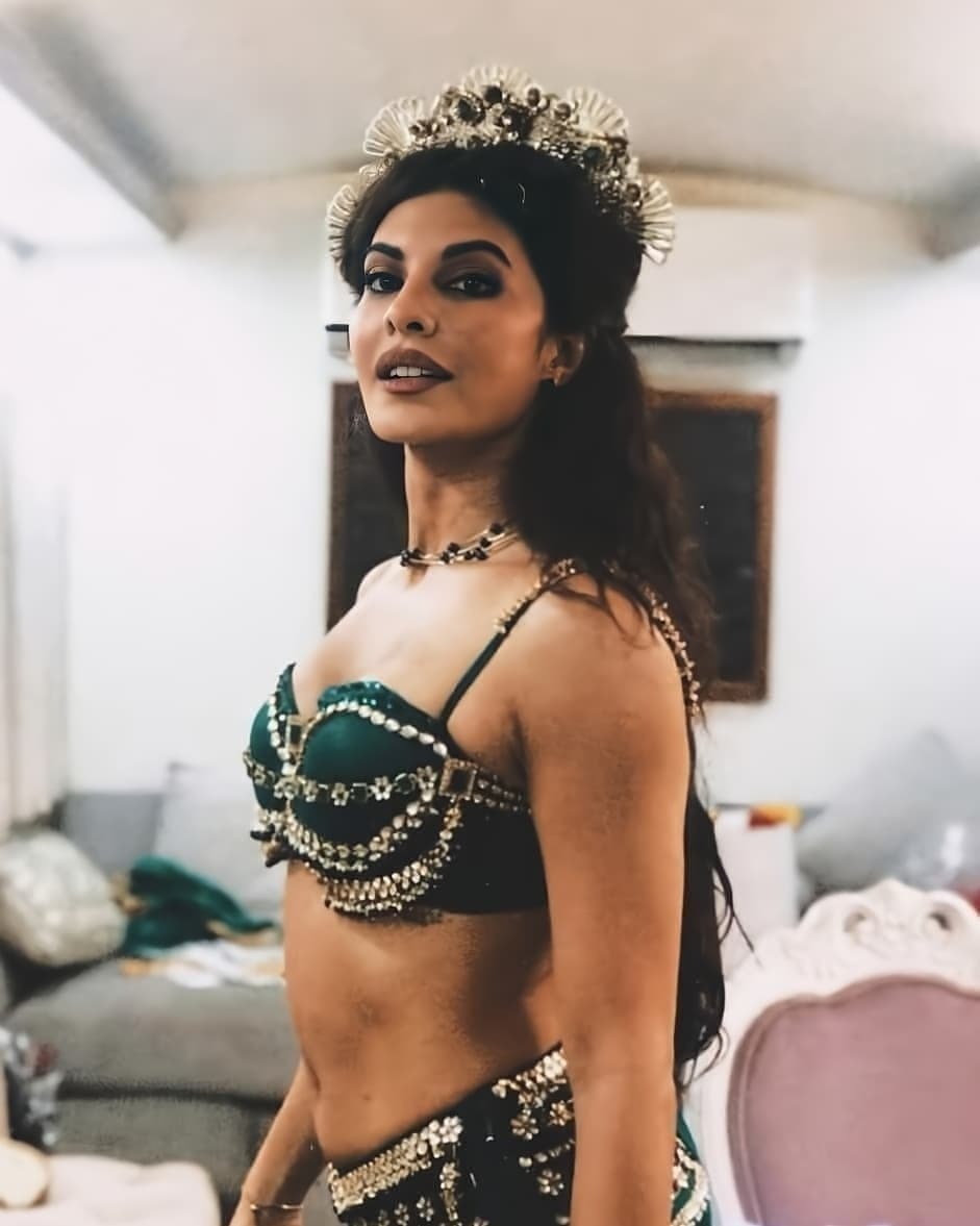 എത്‌നിക് ഗ്ലാമറസ് ലുക്കിൽ ജാക്വുലിൻ ഫെർണാണ്ടസ്; ചിത്രങ്ങൾ കാണാം