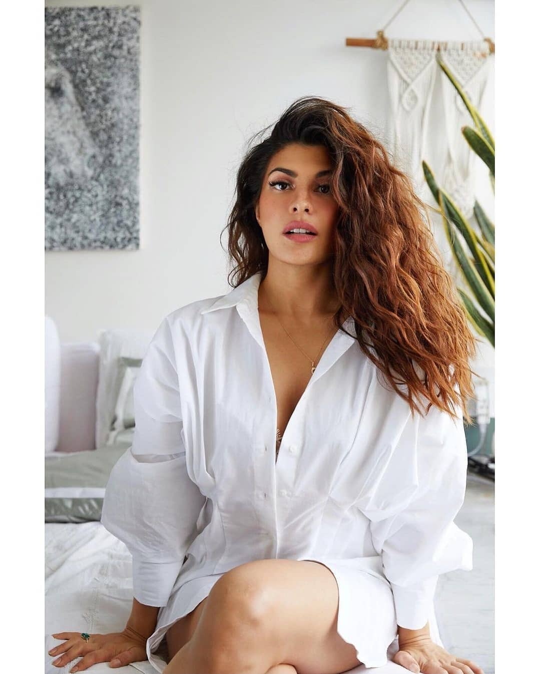 എത്‌നിക് ഗ്ലാമറസ് ലുക്കിൽ ജാക്വുലിൻ ഫെർണാണ്ടസ്; ചിത്രങ്ങൾ കാണാം