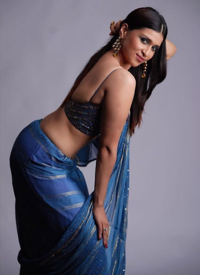 മന്നാര ചോപ്രയുടെ കിടലന്‍ ചിത്രങ്ങള്‍ കാണാം