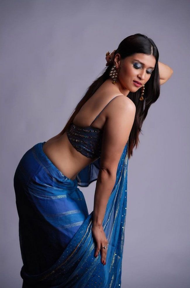 മന്നാര ചോപ്രയുടെ കിടലന്‍ ചിത്രങ്ങള്‍ കാണാം