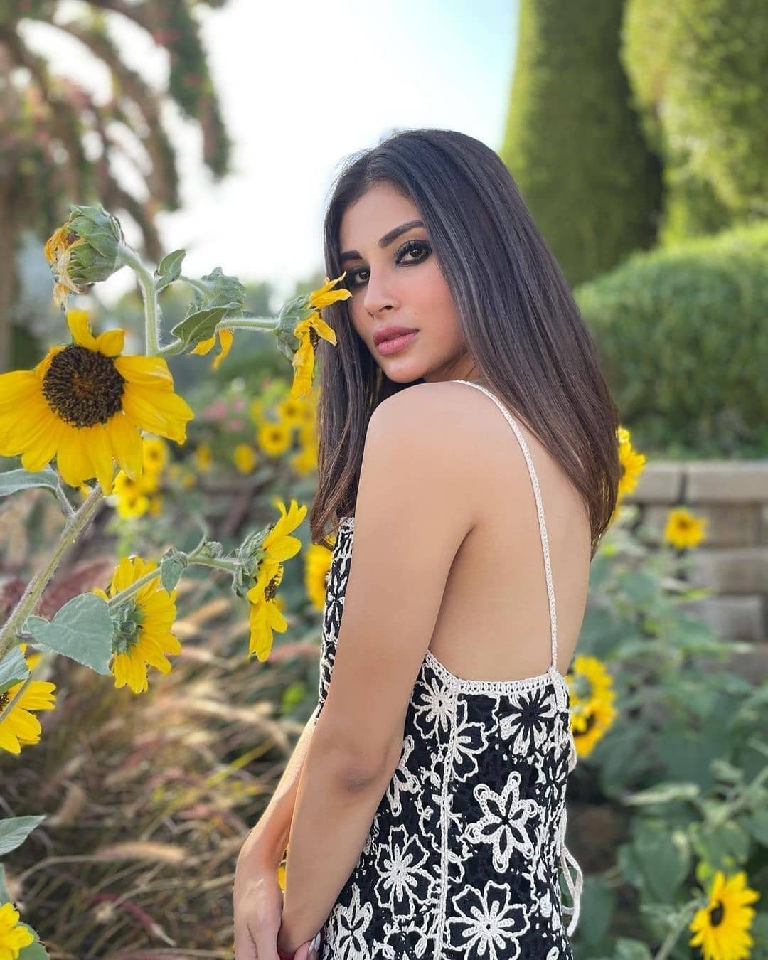 സൂര്യകാന്തി പൂക്കൾക്കിടയിൽ സൗന്ദര്യം വിരിയിച്ച് മൗനി റോയി; ക്യൂട്ട് ചിത്രങ്ങളേറ്റെടുത്ത് ആരാധകർ