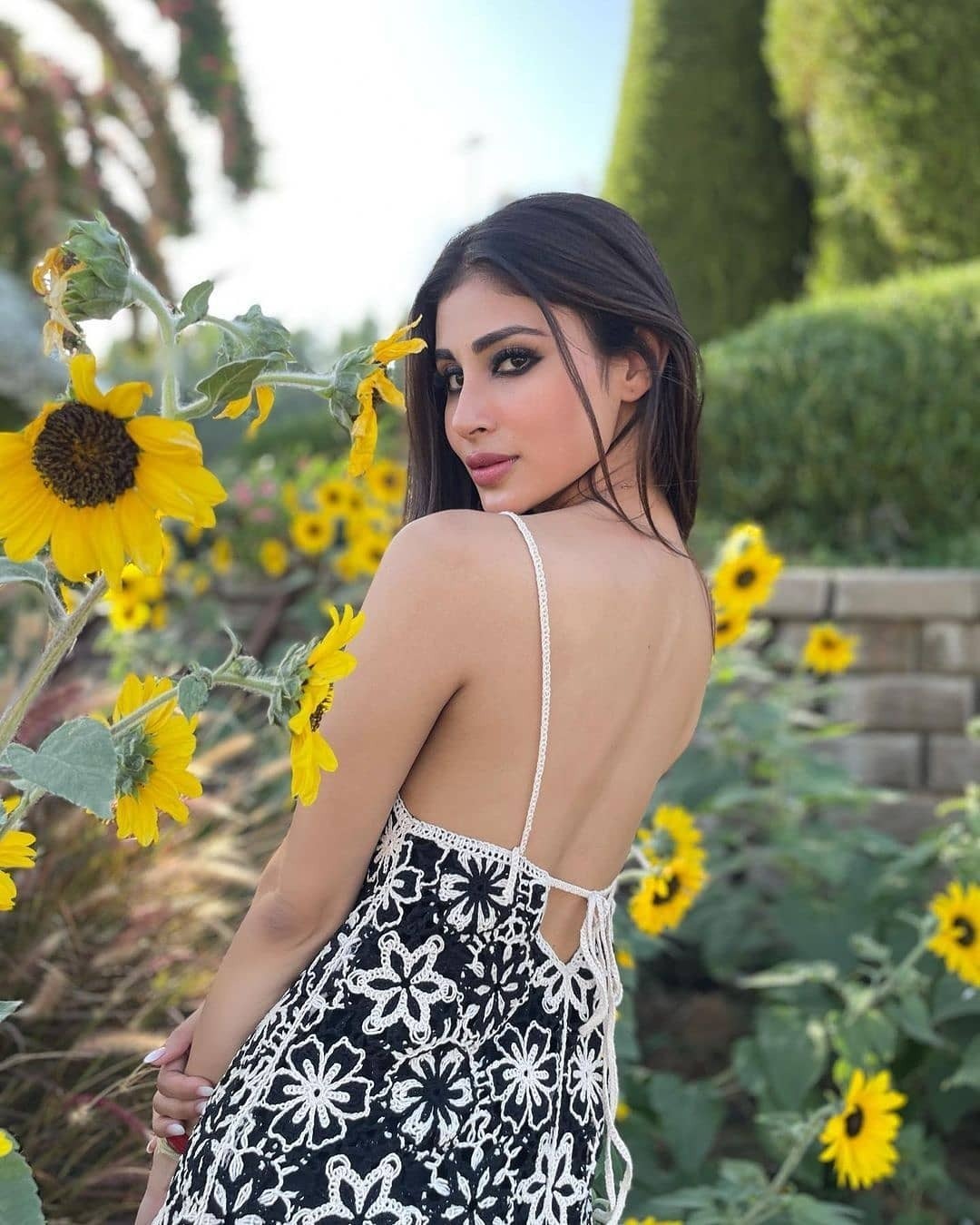 സൂര്യകാന്തി പൂക്കൾക്കിടയിൽ സൗന്ദര്യം വിരിയിച്ച് മൗനി റോയി; ക്യൂട്ട് ചിത്രങ്ങളേറ്റെടുത്ത് ആരാധകർ