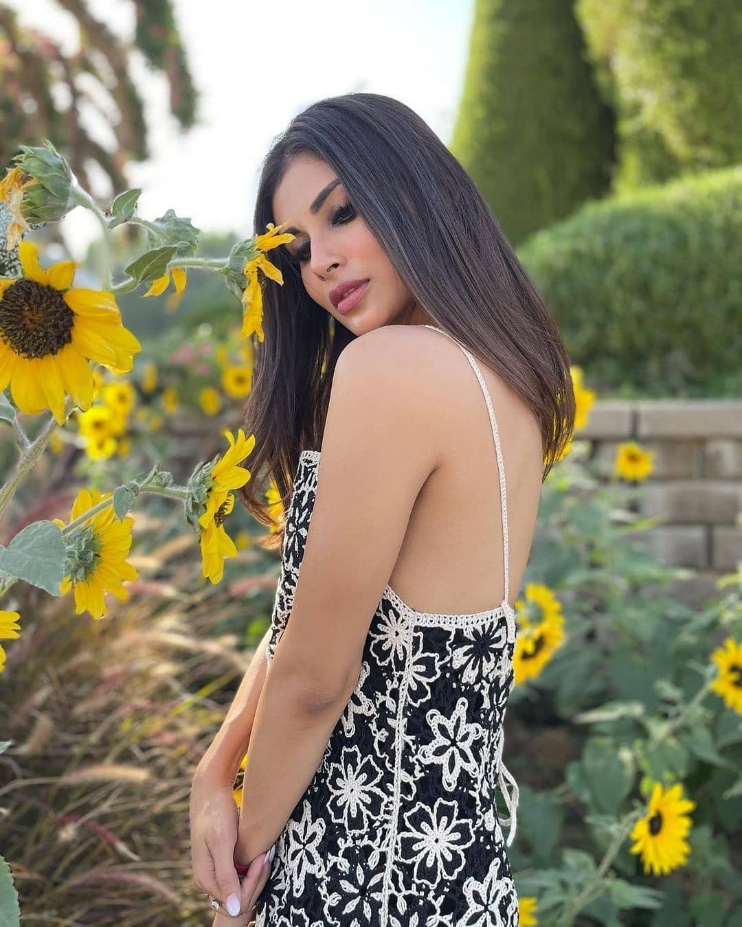 സൂര്യകാന്തി പൂക്കൾക്കിടയിൽ സൗന്ദര്യം വിരിയിച്ച് മൗനി റോയി; ക്യൂട്ട് ചിത്രങ്ങളേറ്റെടുത്ത് ആരാധകർ