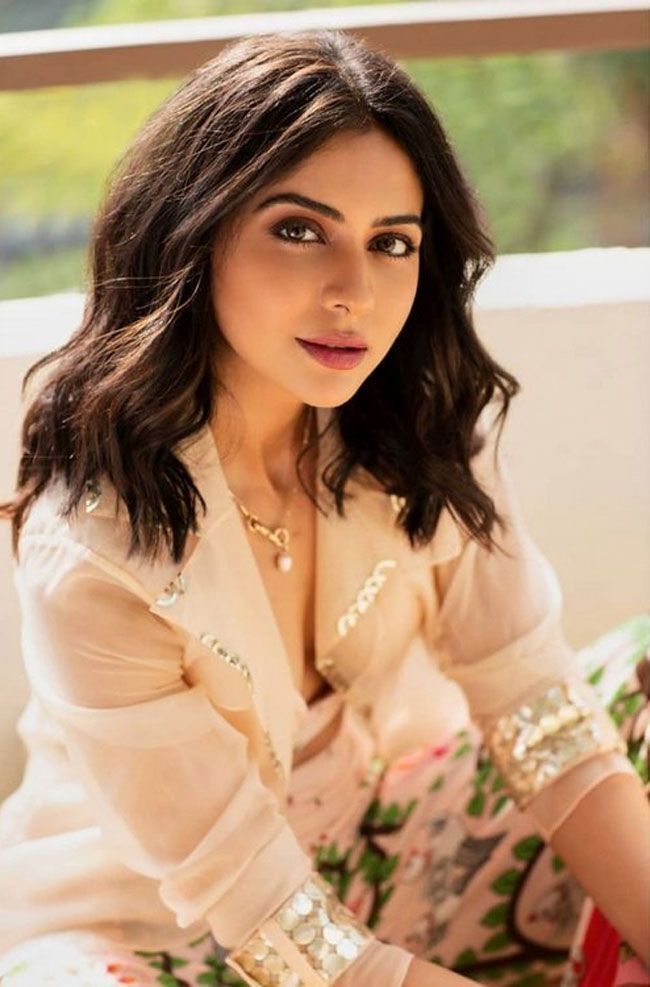 വ്യത്യസ്ത ലുക്കില്‍ രാകുല്‍ പ്രീത് സിങ്; നടിയുടെ ഏറ്റവും പുതിയ ഫോട്ടോകള്‍ കാണാം