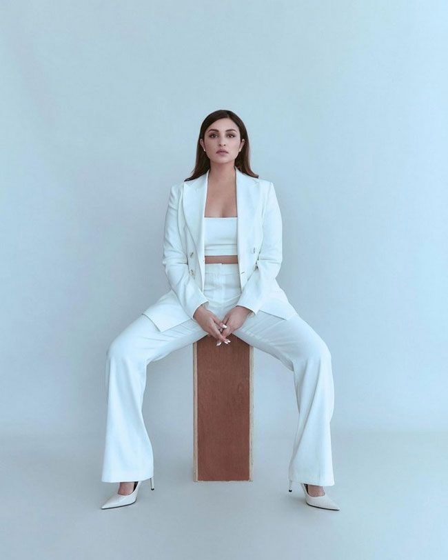 കറുപ്പില്‍ തിളങ്ങി പരിനീതി ചോപ്ര: പുതിയ ചിത്രങ്ങള്‍ കാണാം