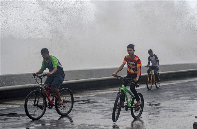 Heavy Rain Lashes In Mumbai