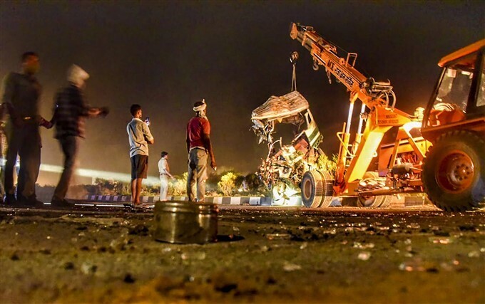 17 പേരുടെ മരണത്തിനിടയാക്കിയ കാണ്‍പൂരിലെ അപകടം; ചിത്രങ്ങള്‍ കാണാം