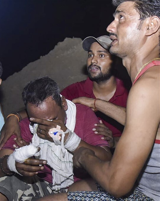 17 പേരുടെ മരണത്തിനിടയാക്കിയ കാണ്‍പൂരിലെ അപകടം; ചിത്രങ്ങള്‍ കാണാം