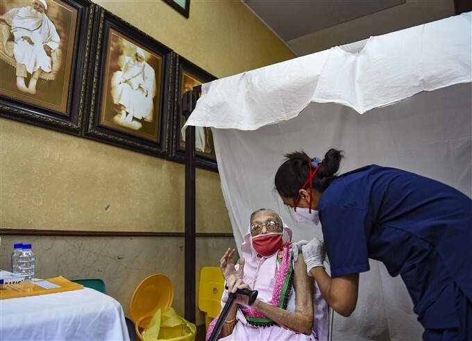 കൊവിഡ് വാക്‌സിനേഷന്റെ മൂന്നാം ഘട്ടത്തില്‍ ഇന്ത്യയിലെ പൗരന്മാര്‍ക്ക് വാക്‌സിന്‍ ലഭിച്ചു, ചിത്രങ്ങള്‍ കാണാം