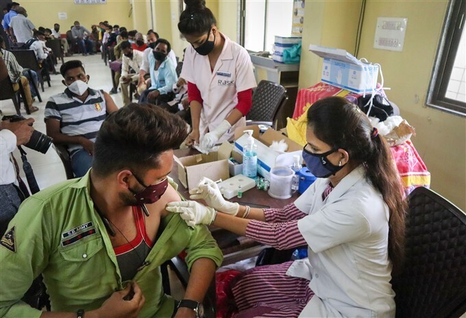 കൊവിഡ് വാക്‌സിനേഷന്റെ മൂന്നാം ഘട്ടത്തില്‍ ഇന്ത്യയിലെ പൗരന്മാര്‍ക്ക് വാക്‌സിന്‍ ലഭിച്ചു, ചിത്രങ്ങള്‍ കാണാം