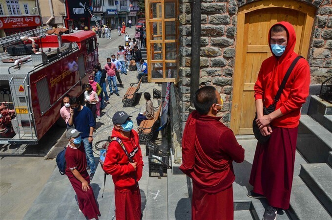 കൊവിഡ് വാക്‌സിനേഷന്റെ മൂന്നാം ഘട്ടത്തില്‍ ഇന്ത്യയിലെ പൗരന്മാര്‍ക്ക് വാക്‌സിന്‍ ലഭിച്ചു, ചിത്രങ്ങള്‍ കാണാം