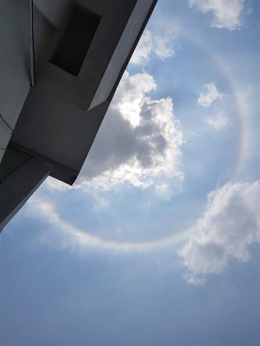 ആകാശത്ത് വിസ്മയം തീര്‍ത്ത് സൂര്യന് ചുറ്റുമുള്ള മഴവില്‍ വലയം; ഹൈദരാബദില്‍ നിന്നുള്ള ചിത്രങ്ങള്‍ കാണാം