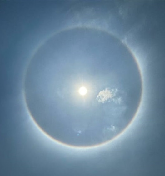 ആകാശത്ത് വിസ്മയം തീര്‍ത്ത് സൂര്യന് ചുറ്റുമുള്ള മഴവില്‍ വലയം; ഹൈദരാബദില്‍ നിന്നുള്ള ചിത്രങ്ങള്‍ കാണാം