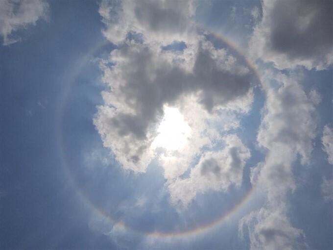 ആകാശത്ത് വിസ്മയം തീര്‍ത്ത് സൂര്യന് ചുറ്റുമുള്ള മഴവില്‍ വലയം; ഹൈദരാബദില്‍ നിന്നുള്ള ചിത്രങ്ങള്‍ കാണാം